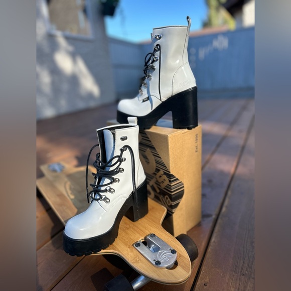 Brandnew ROC white platform boots. - Picture 6 of 10